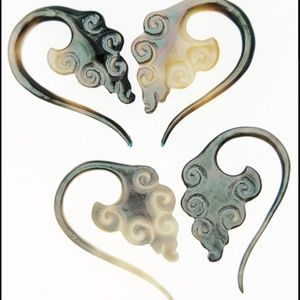 Black Shell - Stratus Design Carved Earrings - 8 Gauge